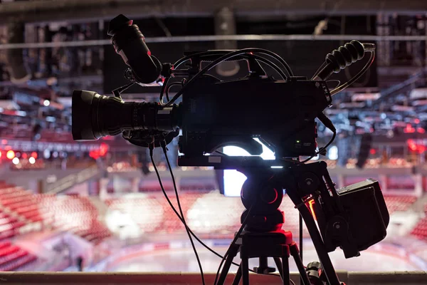 Телекамера для вещания хоккея — стоковое фото