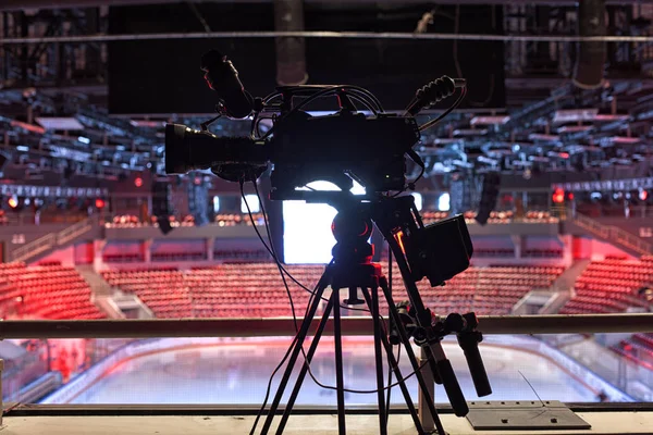 Televizní kamera pro vysílání hokeje — Stock fotografie