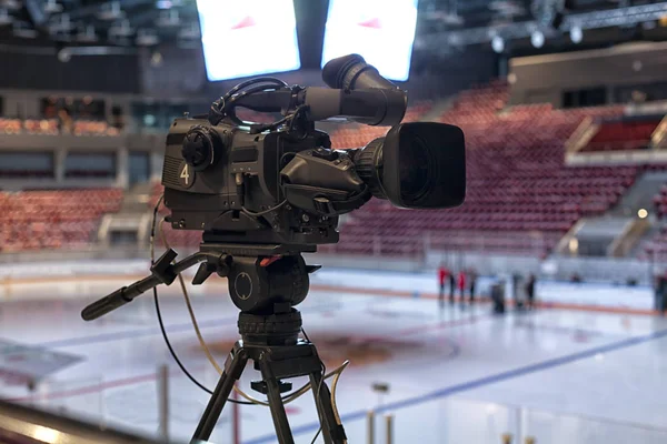 Televizní kamera pro vysílání hokeje — Stock fotografie