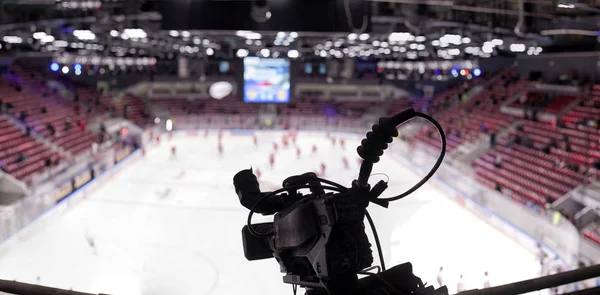 Televizní kamera pro vysílání hokeje — Stock fotografie