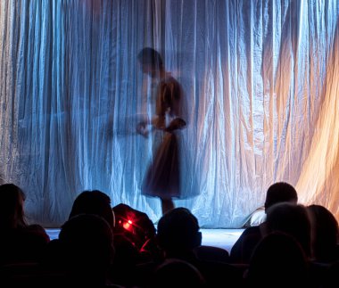 İnsanlar sahnede hareket odak dışı