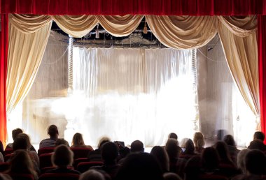 İnsanlar sahnede hareket odak dışı