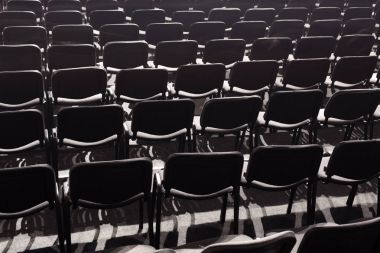 bir konser salonunda boş Çiçeklik.