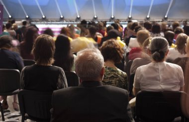 bir konser salonunda boş Çiçeklik.