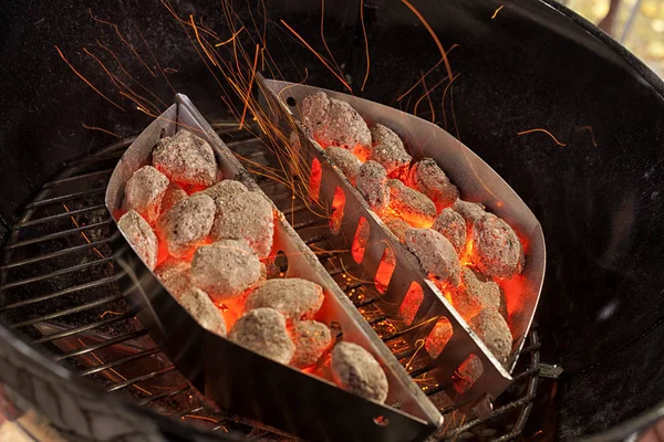 Barbecue au charbon chaud vide avec flamme . — Photo