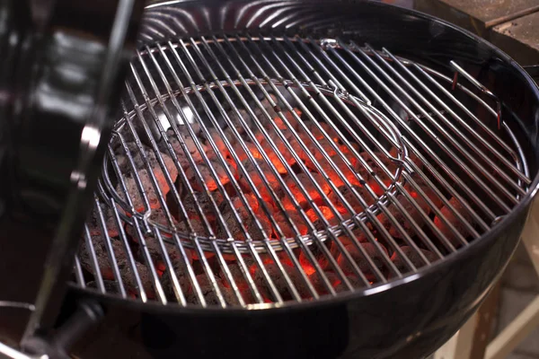 Lege hete houtskool Barbecue Grill met vlam. — Stockfoto