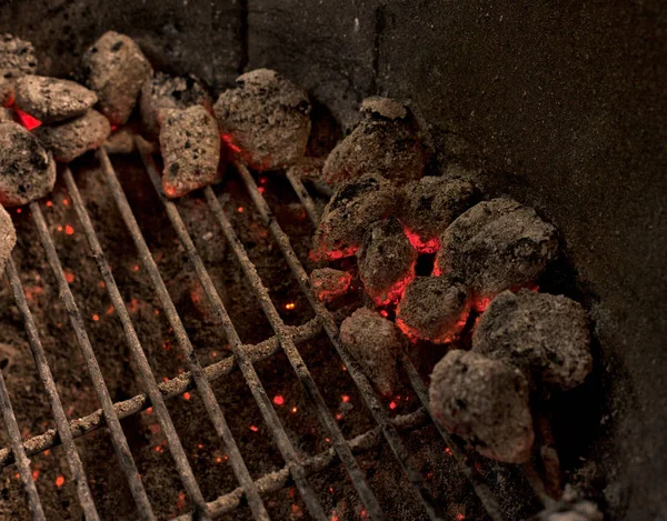 Порожній гарячі Вугільні грилі з полум'я. — стокове фото