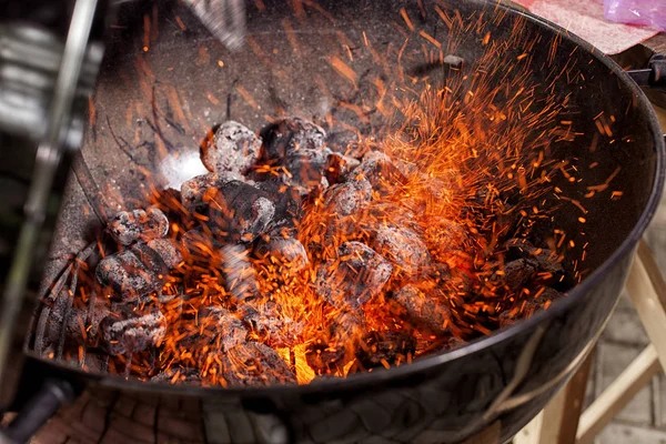 炎の空熱い炭火のバーベキュー グリル. — ストック写真