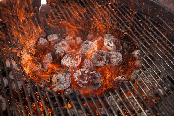 Barbecue au charbon chaud vide avec flamme . — Photo