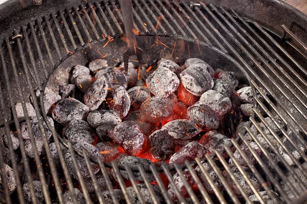 Grill churrasqueira carvão quente vazio com chama. — Fotografia de Stock