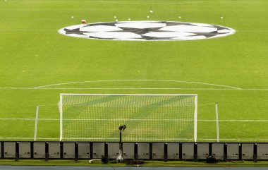 Maçtan önce boş futbol sahası.