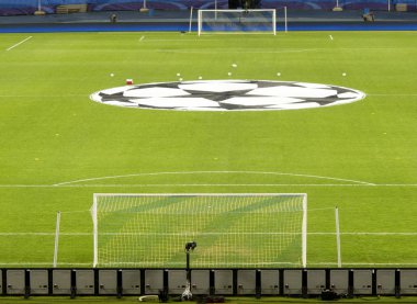 Maçtan önce boş futbol sahası.