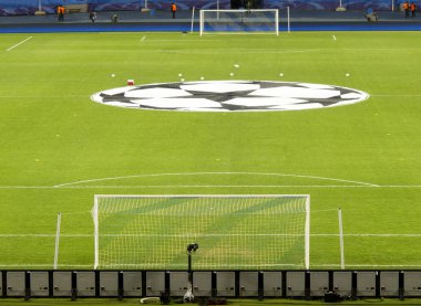 Maçtan önce boş futbol sahası.