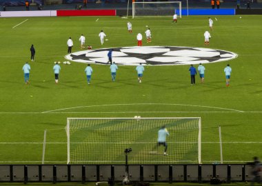 Maçtan önce boş futbol sahası.