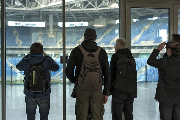 Leerer Fußballplatz vor dem Spiel. — Stockfoto