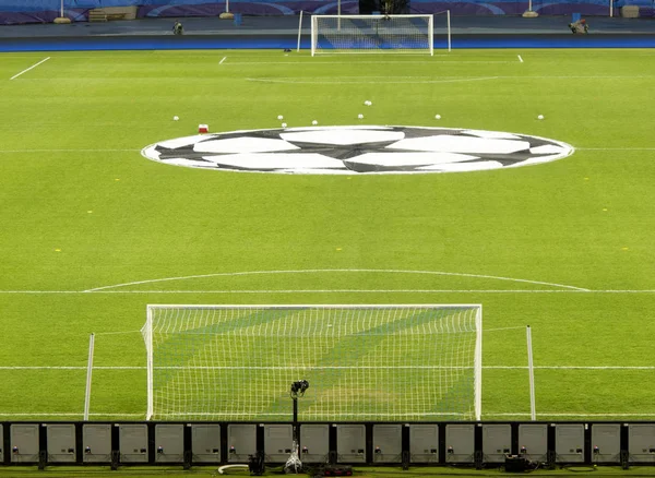 Lege voetbalveld voor de wedstrijd. — Stockfoto