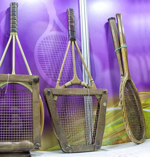 旧网球拍. — 图库照片