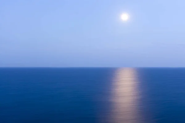 Sentiero lunare in mare . — Foto Stock