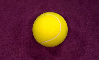 Tenis oynayan genç bir kadın.