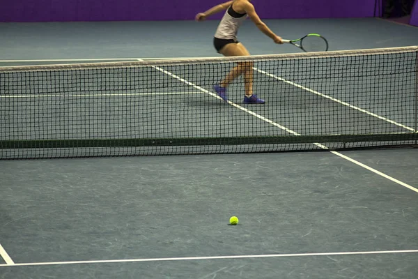年轻女子打网球. — 图库照片