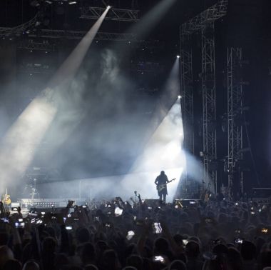 bir konserde kişilik bir kalabalık.
