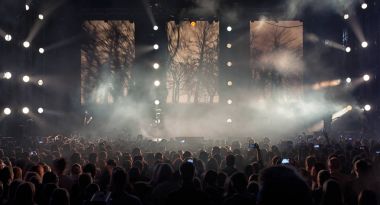 bir konserde kişilik bir kalabalık.