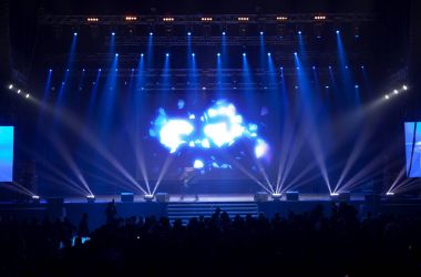 bir konserde kişilik bir kalabalık.