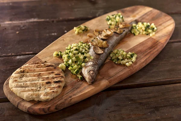 Verse vis in de keuken... Culinaire zeevruchten eten. — Stockfoto