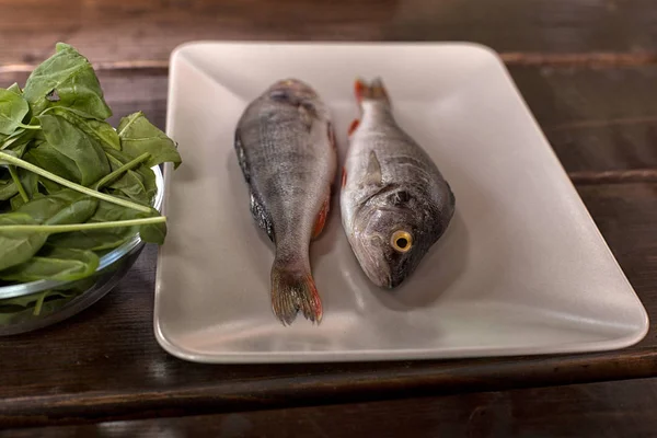 Pescado fresco en la cocina.. Comer mariscos culinarios . —  Fotos de Stock