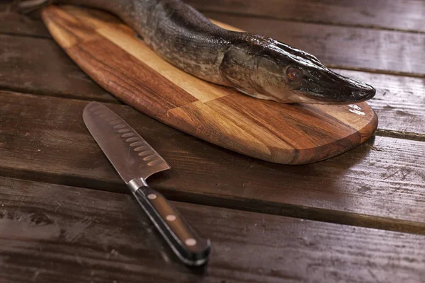 Pescado fresco en la cocina.. Comer mariscos culinarios . —  Fotos de Stock