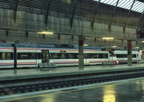 Treno moderno alla stazione . — Foto Stock