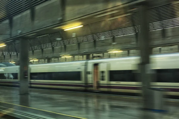 Moderne trein op het station. — Stockfoto