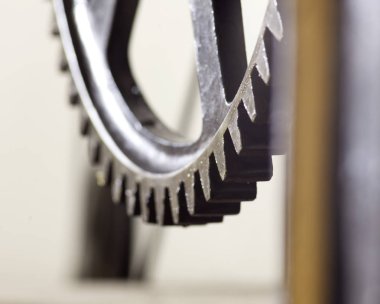 Büyük bir kule saatinin eski mekanizması