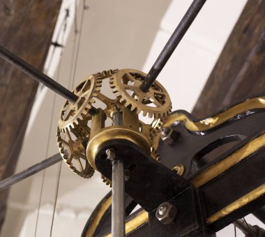 Büyük bir kule saatinin eski mekanizması