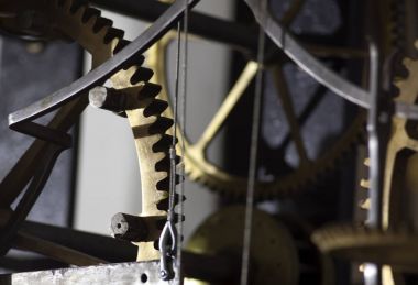 Büyük bir kule saatinin eski mekanizması