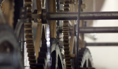 Büyük bir kule saatinin eski mekanizması