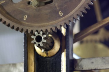 Büyük bir kule saatinin eski mekanizması