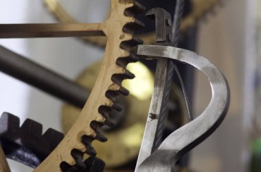 Büyük bir kule saatinin eski mekanizması