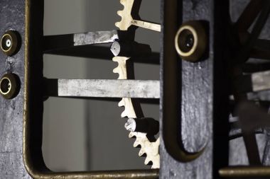 Büyük bir kule saatinin eski mekanizması