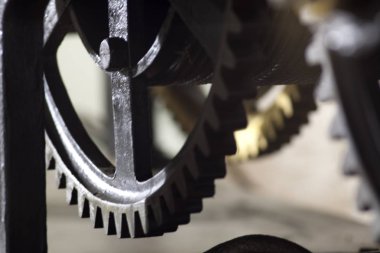 Büyük bir kule saatinin eski mekanizması