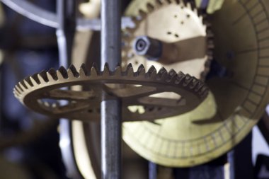 Büyük bir kule saatinin eski mekanizması