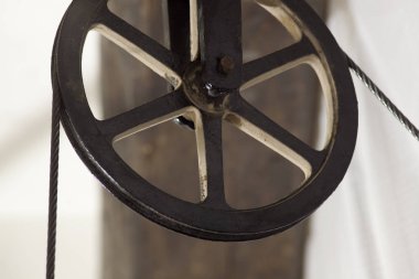 Büyük bir kule saatinin eski mekanizması