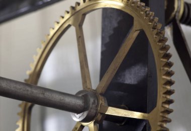 Büyük bir kule saatinin eski mekanizması