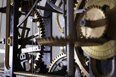 Büyük bir kule saatinin eski mekanizması