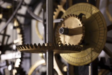 Büyük bir kule saatinin eski mekanizması