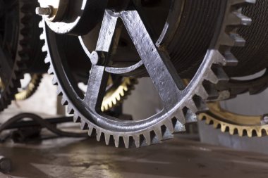 Büyük bir kule saatinin eski mekanizması