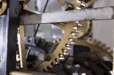 Büyük bir kule saatinin eski mekanizması