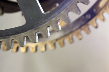 Büyük bir kule saatinin eski mekanizması