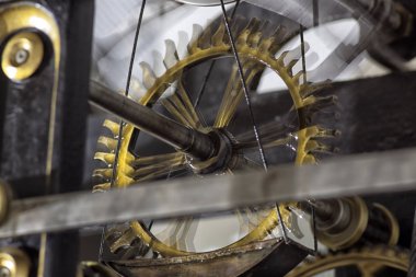 Büyük bir kule saatinin eski mekanizması