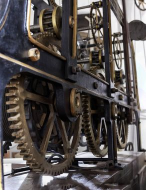 Büyük bir kule saatinin eski mekanizması